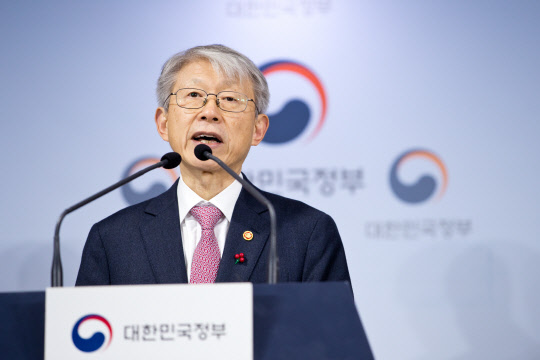 최기영 과기정통부 장관이 13일 서울 종로구 정부서울청사에서 2020년 업무계획에 대해 브리핑을 하고 있다.   과기정통부 제공